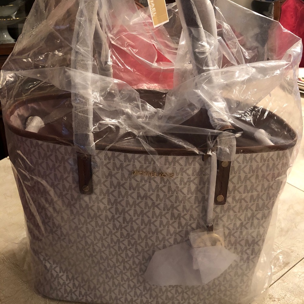 Michael kors jet set travel bag
